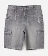 Bermuda cargo de jean color gris con acabado desteñido, corte baggy holgado, bolsillos laterales con solapa y detalle de llavero metálico en la cintura.
