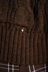 Cardigan de punto con diseño de trenzas, color marrón oscuro, con escote en V, cierre frontal de botones dorados y bolsillos delanteros.
