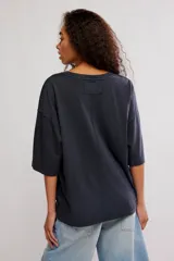 Remera de algodón muy suave, de calce oversize y silueta recta, con escote redondo y mangas cortas de hombro caído.