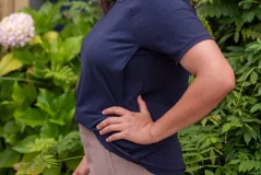 Remera azul marino de lycra de algodón, corte clásico y mangas cortas. Cuenta con aberturas laterales para facilitar la lactancia y doble tela al frente para mayor contención.