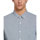 Camisa celeste de manga larga con efecto “crinkle” y tintura en prenda (sobreteñida) para un look gastado y relajado.