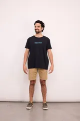 Remera blanca de manga corta con cuello redondo y un pequeño logo estampado en el pecho.