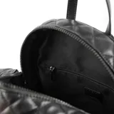 Mochila negra de cuero sintético acolchado con diseño de rombos. Tiene acceso con cierre, herrajes plateados, dos compartimentos, un bolsillo interno con cierre y dos bolsillos internos abiertos. La correa es regulable y el interior está forrado en tela de algodón y poliéster.