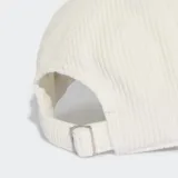 Gorro de b&eacute;isbol Adidas confeccionado en corderoy blanco, con visera precurvada y bordado del logo del Trifolio en el frente.