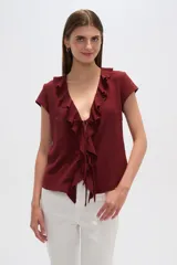 Top de viscosa color bordó con escote en V profundo, mangas cortas y detalle de volados frontales con lazo de ajuste.