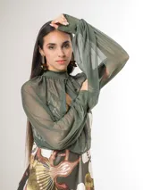 Mangas de microtul color verde oscuro con cuello alto y puños integrados, diseñadas para usar como complemento sobre vestidos o tops.