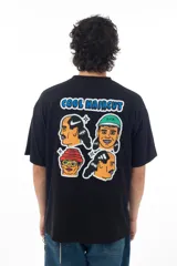 Remera negra de algodón con estampado en la espalda de cuatro retratos con diferentes cortes de pelo y logos de marcas deportivas.