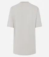 Remera oversized de algodón color gris claro, con cuello redondo y mangas cortas. Presenta una estampa frontal de mariposa marmolada en tonos tierra con pequeños detalles de strass.