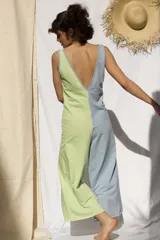 Mono largo de algodón con diseño bicolor, presentando una mitad en color verde claro y la otra en color celeste. Posee escote en V profundo en la espalda y tirantes anchos.