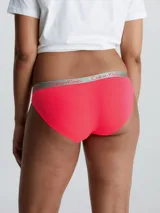 Bombacha clásica Calvin Klein, modelo Radiant Cotton, color fucsia, de algodón elástico con cintura de tiro medio y elástico gris con logo de la marca.