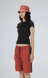 Remera negra de manga corta y cuello redondo, confeccionada en tejido ribb 100% algodón, con moldería ajustada al cuerpo y largo a la cadera.