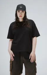 Bermuda estilo cargo oversize de algodón, con proceso de desgaste que genera un efecto degradado de negro a marrón óxido. Presenta recortes y bolsillos laterales con tapa.