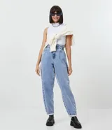 Blusa cropped sin mangas en algodón blanco, acanalada y ajustada al cuerpo, con cuello alto.