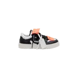 Championes Off-White 3.0 Court en color negro y blanco, confeccionados en cuero texturizado, con suela dentada de goma blanca, cordones negros con inscripción "SHOELACES", etiqueta colgante distintiva de la marca y brida zip-tie naranja.