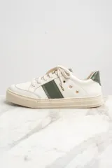 Zapatillas urbanas de cuero color blanco con detalles en verde.