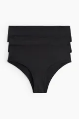 Pack de tres bombachas hipster negras de microfibra con cintura estándar, refuerzo interior y cobertura media en la parte de atrás.