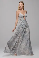 Vestido largo estampado en tonos celestes y grises, con diseño de inspiración barroca, escote en V profundo, tirantes finos y aberturas cut-out en la zona del torso.