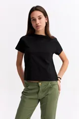 Remera de manga corta básica, confeccionada en algodón, con cuello redondo y corte recto.