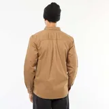 Camisa de manga larga color marrón claro, con cuello clásico, un bolsillo de parche en el pecho izquierdo y botones frontales.