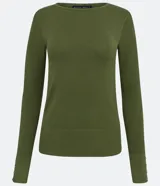 Suéter de punto color rosado, con cuello barco, mangas largas y puños con botones decorativos. El dobladillo también es acanalado.