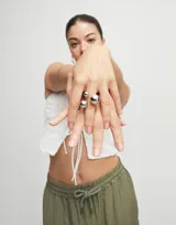 Anillo abierto plateado con tres bolas de diferentes tamaños.
