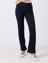 Jean de tiro alto con corte bootcut, ajustado en cadera y muslos con una sutil apertura desde la rodilla. Presenta diseño clásico de cinco bolsillos, cierre con botón y costuras en contraste. Su diseño posterior incluye costuras estratégicas para un efecto de realce en la silueta.