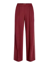 Pantalón deportivo de corte relajado y tiro medio, color bordó, con pretina elástica y detalle de franja lateral blanca.