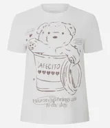 Remera de manga corta y cuello redondo con estampa frontal de un oso dentro de una taza de café y lettering con la frase Cafecito.