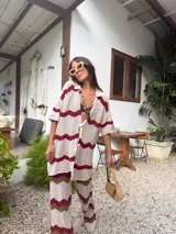 Camisa de tejido de punto color crudo, con diseño de rayas en zigzag en tonos terracota, azul claro y bordó. Presenta un calce oversize y cierre frontal con botones.