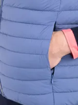 Chaleco gris acolchado para hombre, confeccionado en nylon reciclado repelente al agua, con cierre de cremallera, sisa elástica y logo engomado en el pecho.