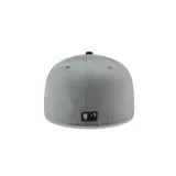 Gorra New Era 59FIFTY de los New York Yankees, color gris con visera negra y logo bordado en negro en el frente.