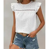 Blusa de tela broderie color negro, con cuello redondo, mangas cortas con volados y detalle de calado horizontal en la parte superior del pecho.