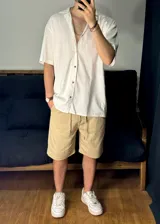 Bermuda color beige de lino, corte holgado con cordón ajustable en la cintura.