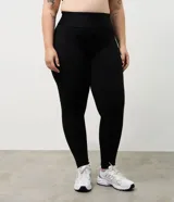 Legging deportiva de tiro alto confeccionada en microfibra, con diseño ajustado y cintura elástica ancha. Presenta un acabado liso sin costuras frontales, ofreciendo soporte y flexibilidad para actividades físicas.