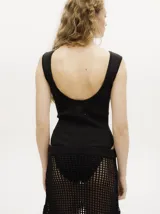 Body de lurex color negro, con diseño acanalado, cuello redondo a la base, corte cavado y espalda abierta con tiras cruzadas.