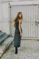 Vestido midi de sarga con cuello perkins y diseño sin mangas. Presenta un cinturón ajustable del mismo tejido con hebilla metálica dorada y cierre de cremallera oculto.