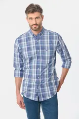 Camisa de manga larga con estampado de cuadros en tonos azules, grises y marrones. Presenta cuello abotonado, bolsillo frontal en el pecho y botones personalizados.