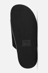 Sandalia abierta de hombre, fabricada en piel con acabado serraje, color negro. Tiene una tira ancha en el empeine con ajuste mediante cierre adherente, plantilla anatómica y suela plana a tono.