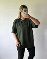 Remerón de manga corta, color verde oscuro, con corte oversize y cuello redondo.