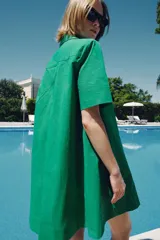 Vestido corto camisero de la ZW Collection de Zara, confeccionado en hilatura de algodón de color verde. Presenta cuello solapa, manga corta, diseño en línea evasé y cierre frontal con botones.