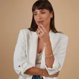 Esclava rígida de oro 18k con acabado satinado y diseño de cinta plana. Presenta una textura fina en su superficie y un diseño minimalista.