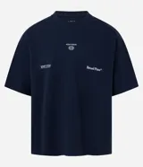 Remera de algodón color azul marino, corte oversized y manga corta. Estampa grande en la espalda con lettering en blanco que incluye las frases "Broad Plans", "Past", "Present", "WORKING", "IMAGINED", "ancient desires feel the inspiration" y "WIDE VISION" con un logo de globo terráqueo.