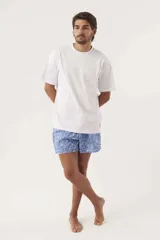Short de baño celeste con estampado de cachemir en blanco.