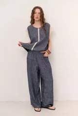 Pantalón azul de corte ancho y relajado, con cintura elástica.