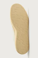 Zapatillas de piel estilo retro, color blanco crudo, con suela de goma con volumen en tono tostado y cierre de cordones.