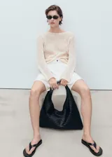 Short de tiro medio confeccionado en algodón estilo tejano, con diseño recto, detalle de pinzas delanteras, cierre frontal de cremallera y botón, trabillas y bolsillos laterales y traseros.