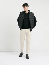 Pantalón jogging de tejido circular con cintura elástica y cordón ajustable. Presenta puños elastizados en el ruedo y bolsillos laterales.
