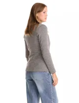 Blazer entallado de tejido jacquard con estampado de pata de gallo en tonos blanco y negro. Presenta cuello con solapas clásicas, cierre frontal con un botón, bolsillos delanteros con solapa y forro interno a tono.