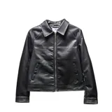 Campera de cuero sintético color negro, con cuello camisero, cierre frontal metálico, bolsillos laterales diagonales y puños con botón metálico.