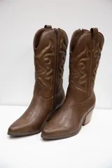 Bota texana de caña media en color negro, con diseño bordado y terminación lisa. Presenta punta fina, taco medio ancho y cierre lateral interno.